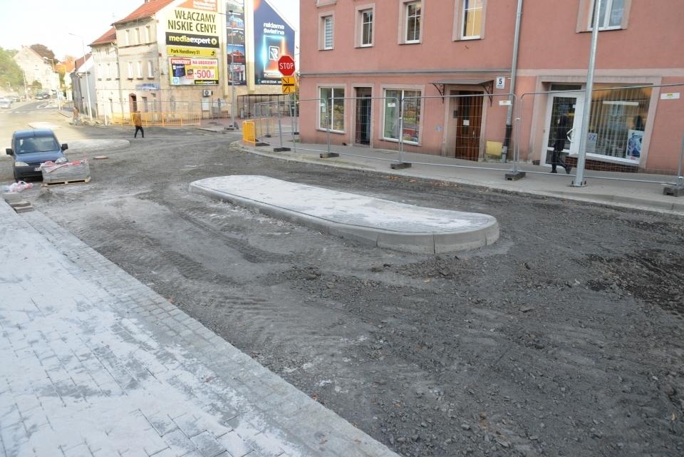 Utrudnienia na rondzie. Leją asfalt!