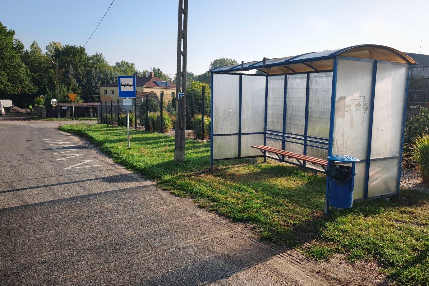  Przystanek na Legnickiej zmienił lokalizację – czasowo. Miejskie elektrobusy mogą mieć opóźnienie 