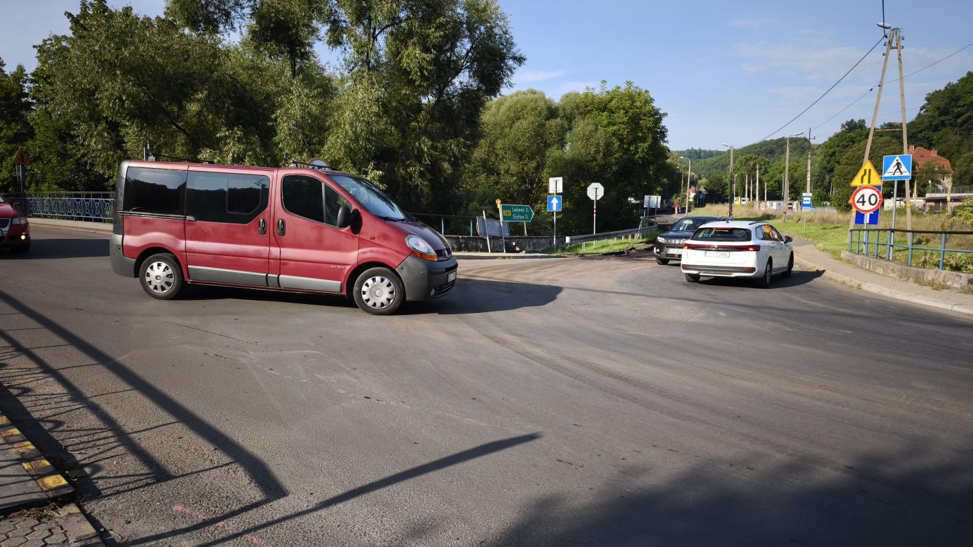 Lepiej nie wjeżdżać pod prąd – jest wąsko i z uskokiem 