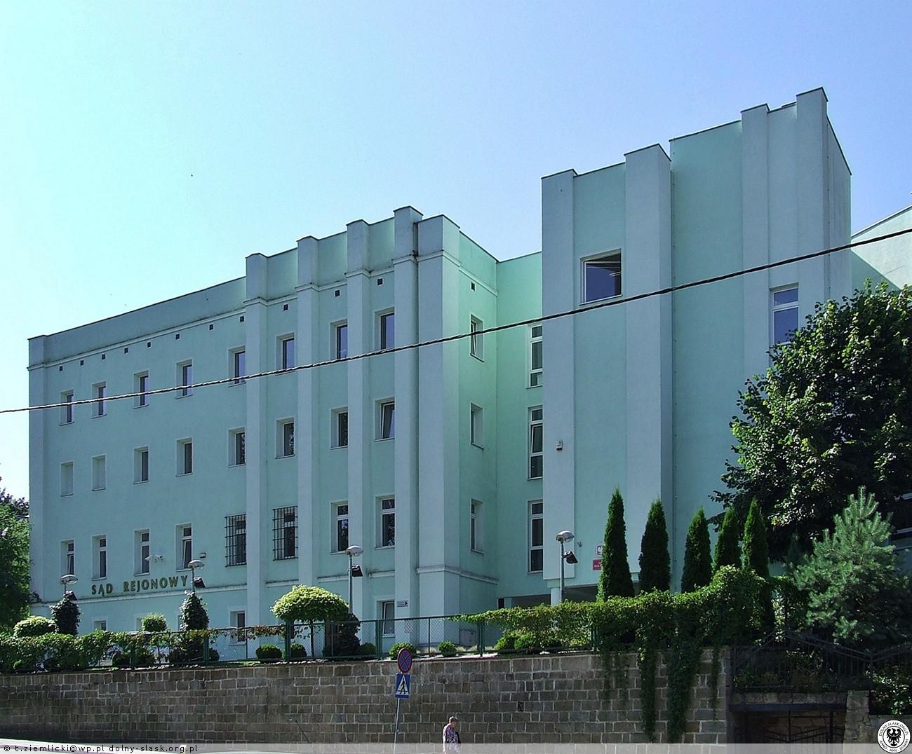 Akt oskarżenia wobec 3 wychowawców z ośrodka wychowawczego w Jerzmanicach-Zdroju