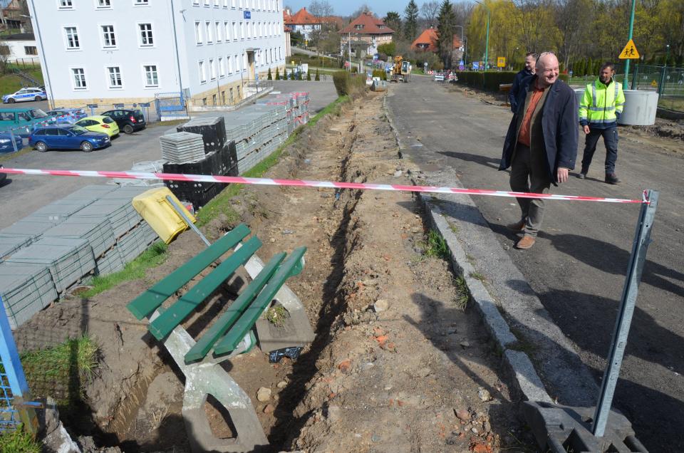 Burzą, wiercą, zakopują - drogowcy w akcji na miejskich drogach