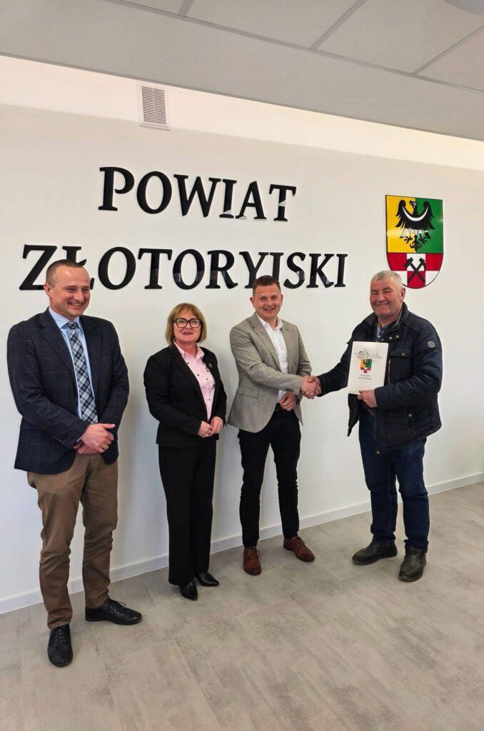  Podpisano umowę na remont drogi powiatowej w Rzeszówku 