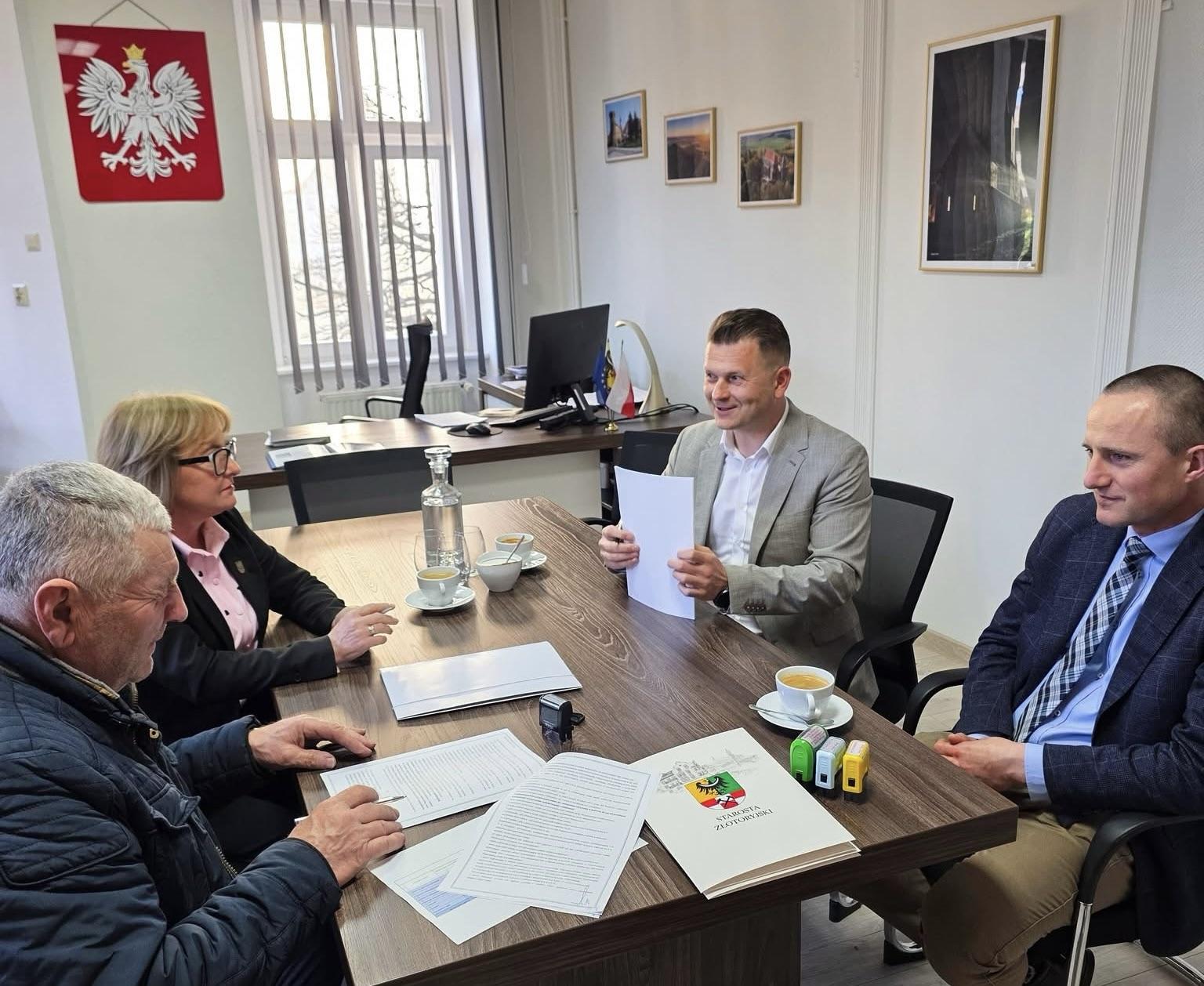 Podpisano umowę na remont drogi powiatowej w Rzeszówku 