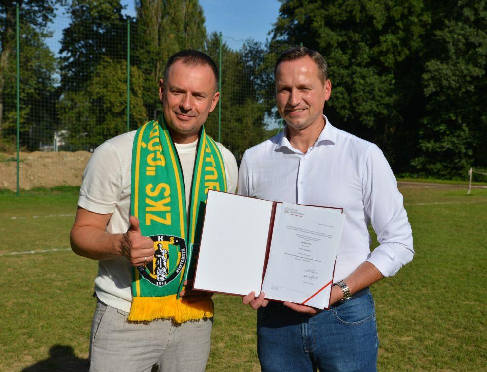 Znalazły się pieniądze na remont boiska po wylaniu Kaczawy. O basenie cicho sza...