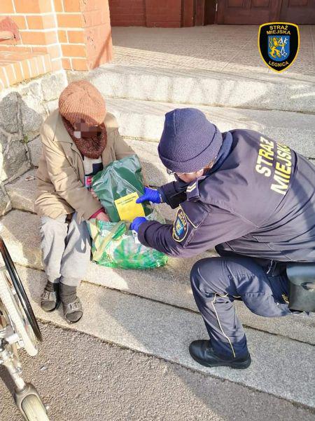 Pakiety żywnościowe dla bezdomnych od strażników miejskich