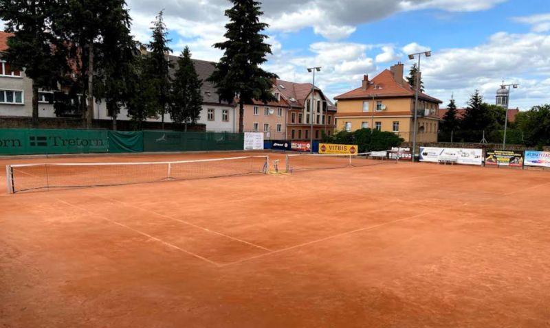 Podwórka czy korty? Dyskusja o priorytetach