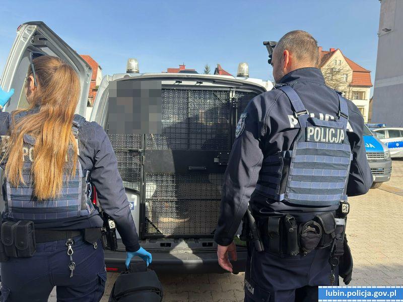 Znęcał się nad rodziną, groził również sąsiadom. Został zatrzymany i tymczasowo aresztowany