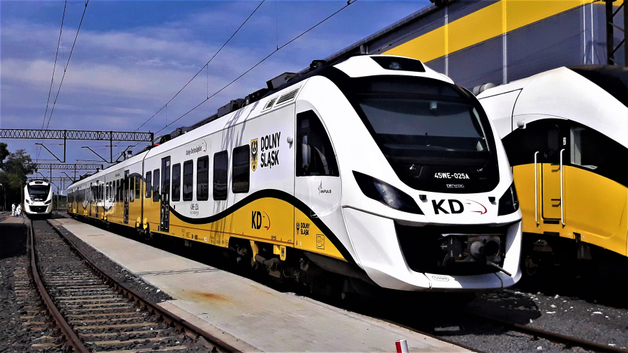 Wakacyjny rozkład jazdy – wracają pociągi do Świnoujścia. Nocny Super Sprinter i połączenia do Karpacza
