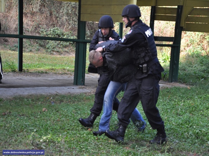 Uciekając bmw chciał przejechać policjanta