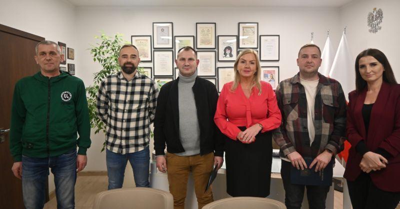 Wsparcie dla sportu w Gminie Wądroże Wielkie. Podpisano umowy na 2026 rok