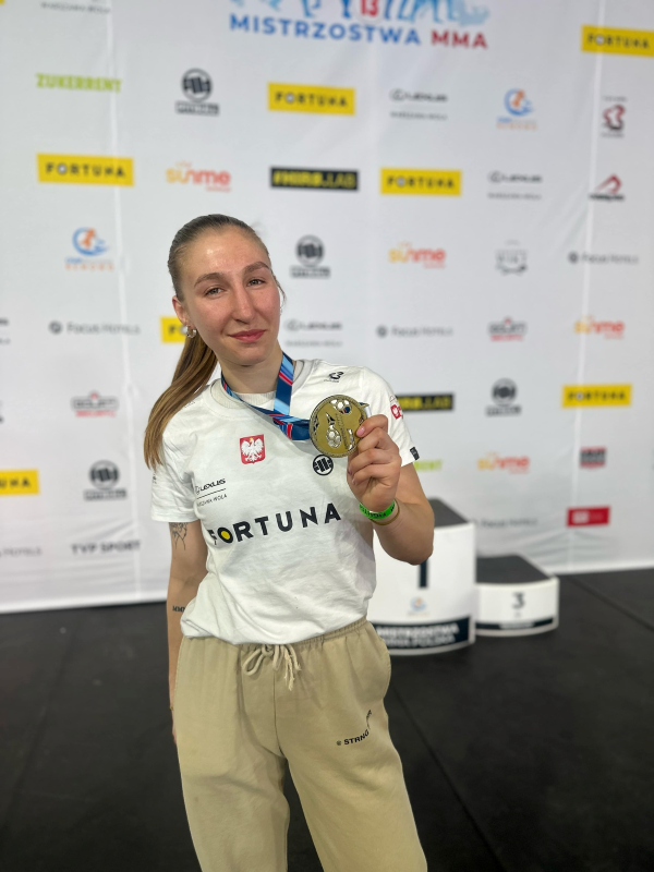 Wojowniczka MMA celuje w medal mistrzostw świata. Aby pojechać na zawody sama musi zebrać pieniądzę na wyjazd...