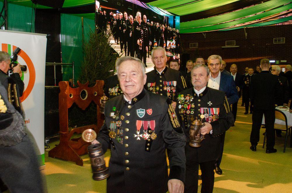 S.Siewierski ma powody do satysfakcji. To on wprowadził KGHM na giełdę... A teraz zdobywają gospodarcze szczyty