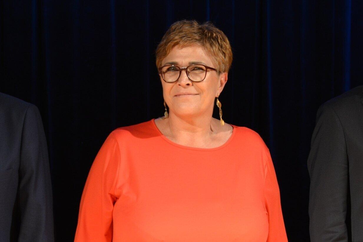 Wygrywa i zostaje na stanowisku dyrektora wiodącej szkoły w regionie