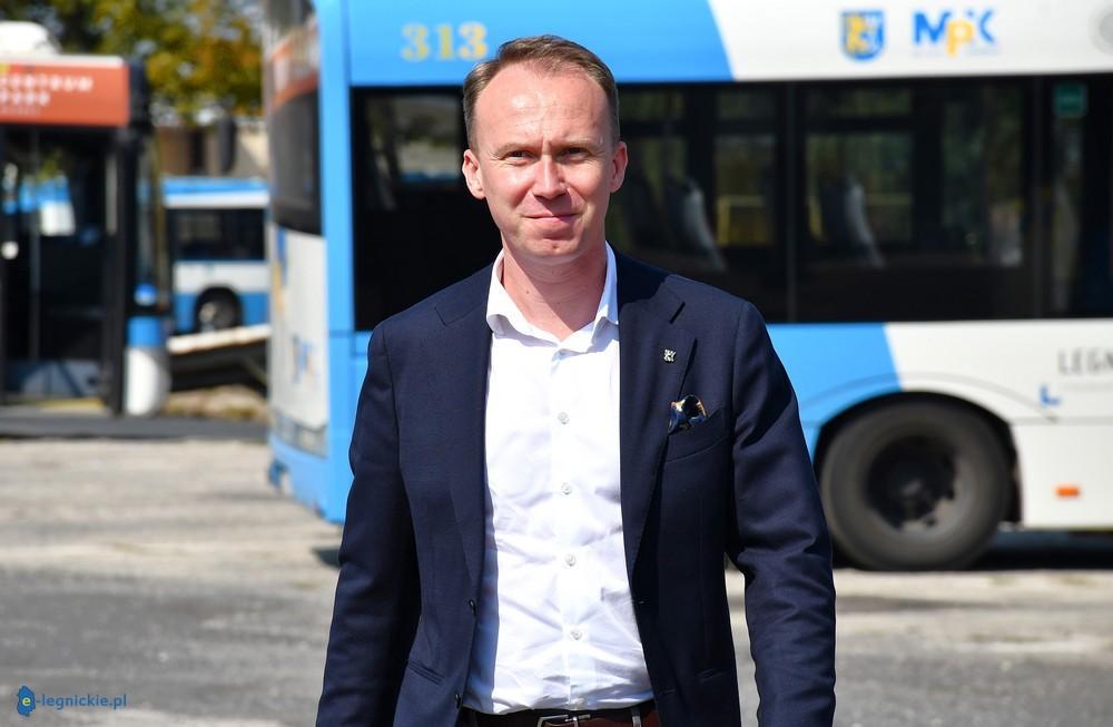 Z Legnicką Kartą Mieszkańca bezpłatna komunikacja dla uczniów, studentów i seniorów