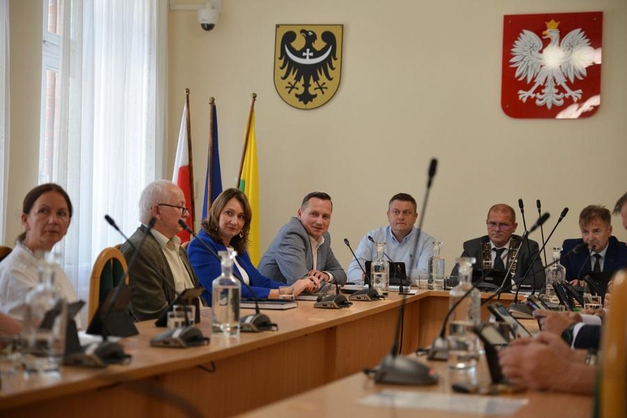 Na sesji o zarobkach burmistrza i dietach dla radnych