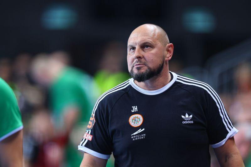 Ostatnich w tabeli "gryzą psy" albo... tracą pracę