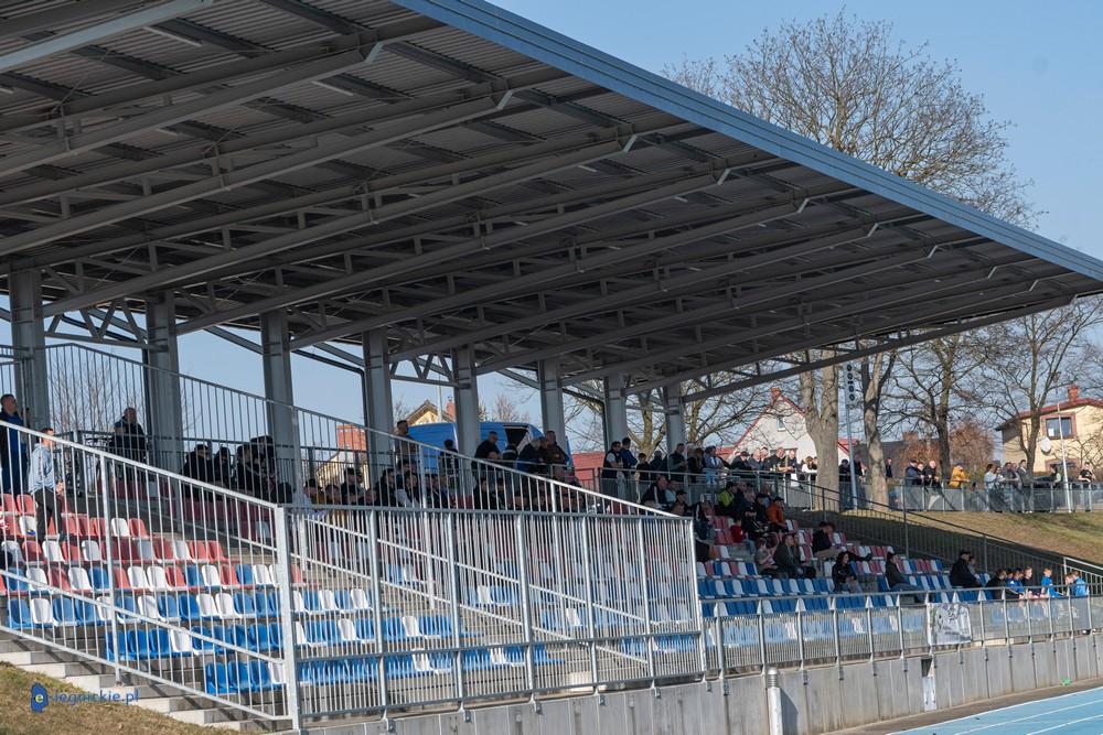 Stadion w Ścinawie ma zadaszone trybuny (FOTO)