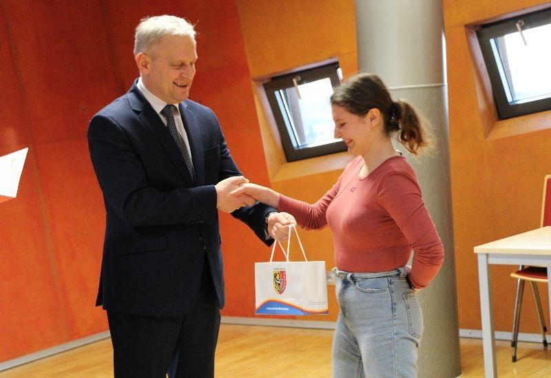 Mistrzowie poprawnej polszczyzny rywalizowali o pióro Starosty Polkowickiego