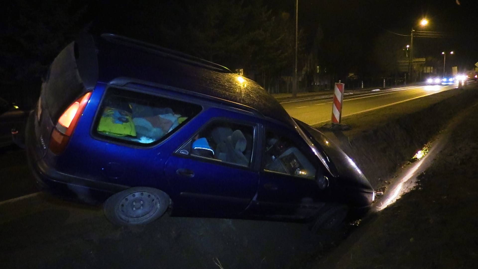 Chwila nieuwagi i samochód w rowie