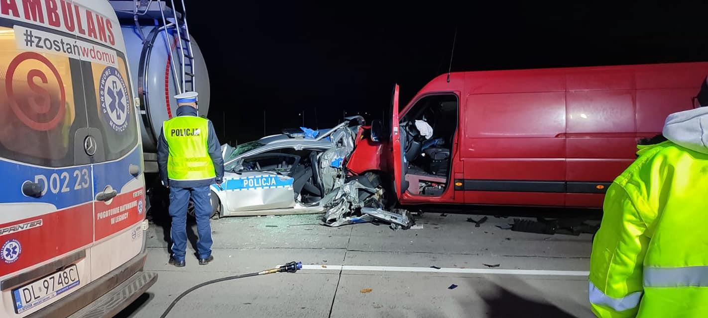 Wypadek na A4. Radiowóz pod cysterną! AKTUALIZACJA