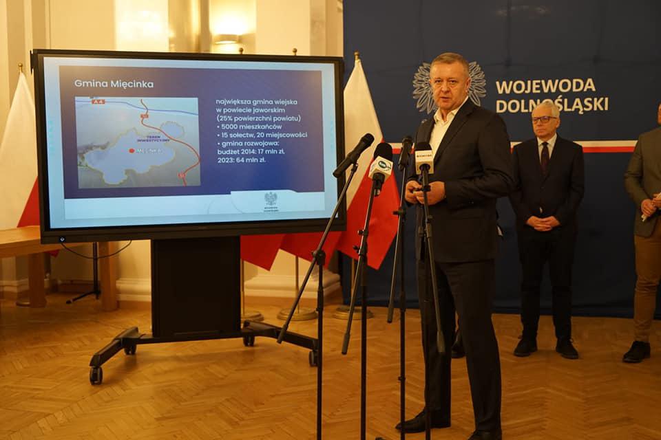 50 mln na drogi powiatowe i gminne. Męcinka przykładem inwestowania w drogi!