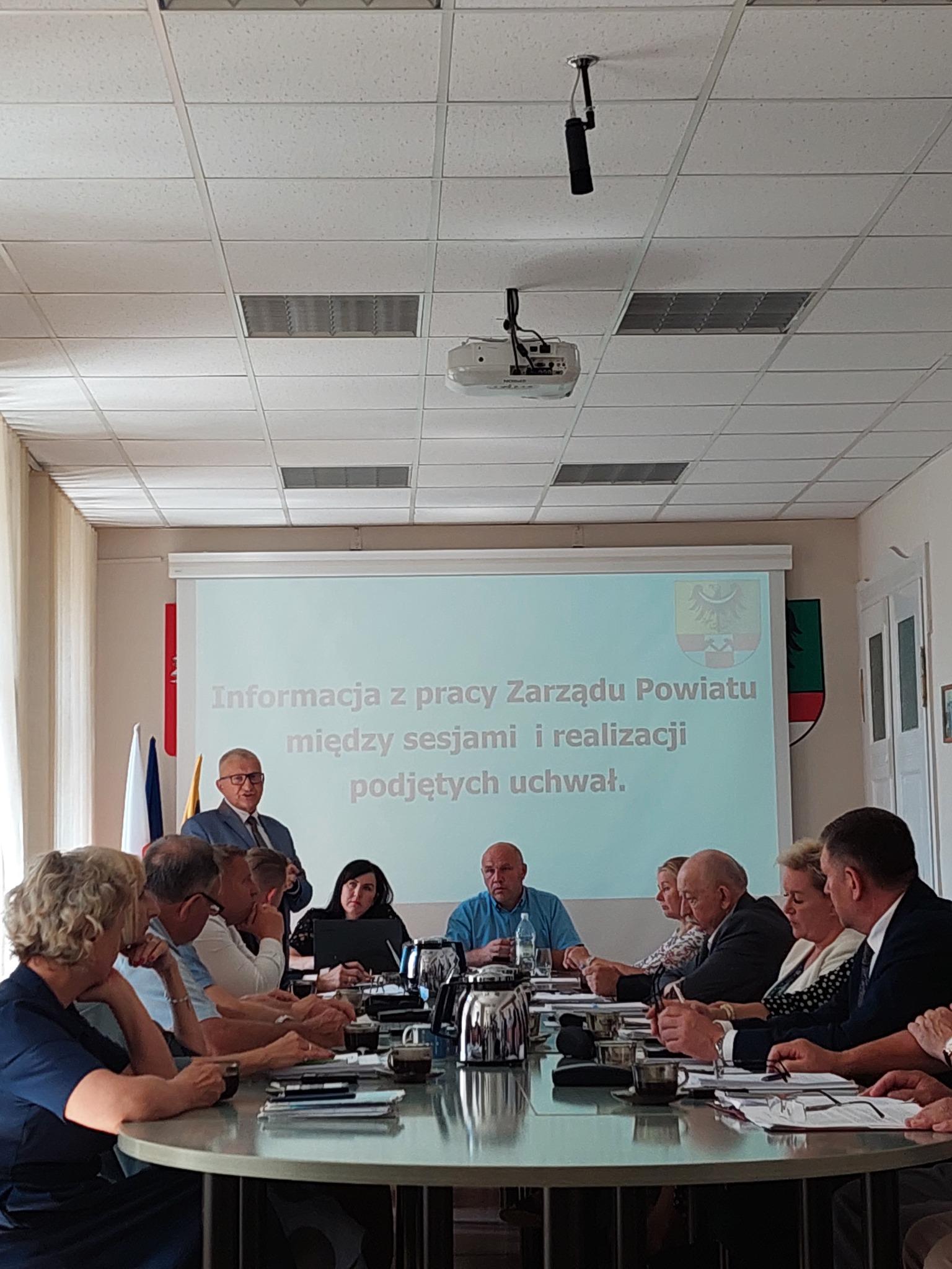 Starosta W. Świerczyński i zarząd powiatu skwitowani "na plus"