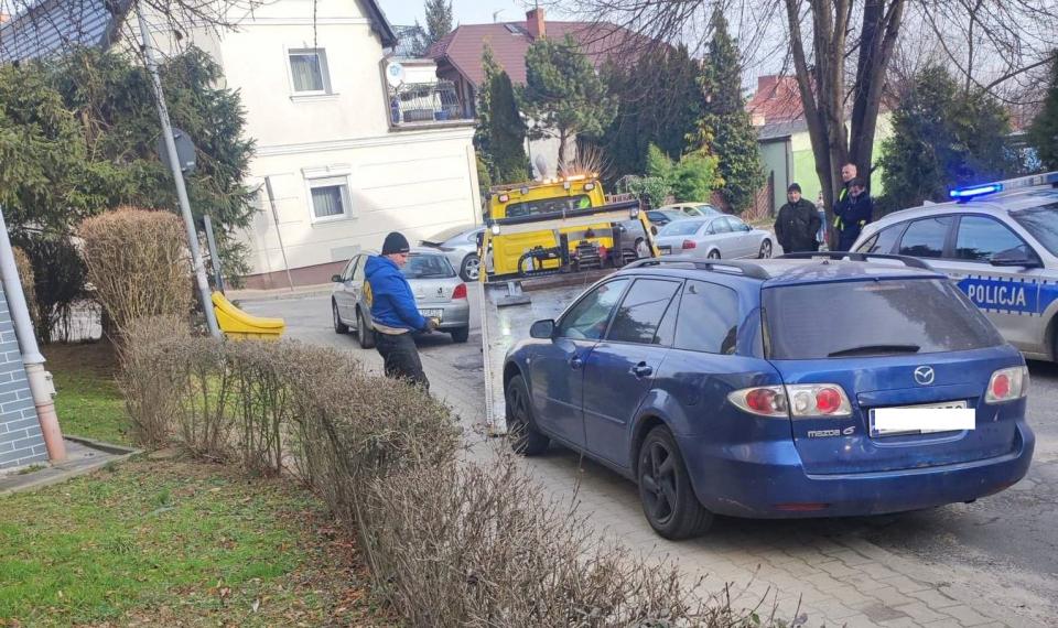 Przyblokował wyjazd z osiedla. Znalazł swoje auto na policyjnym parkingu