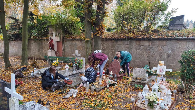 Posprzątano zapomniane groby