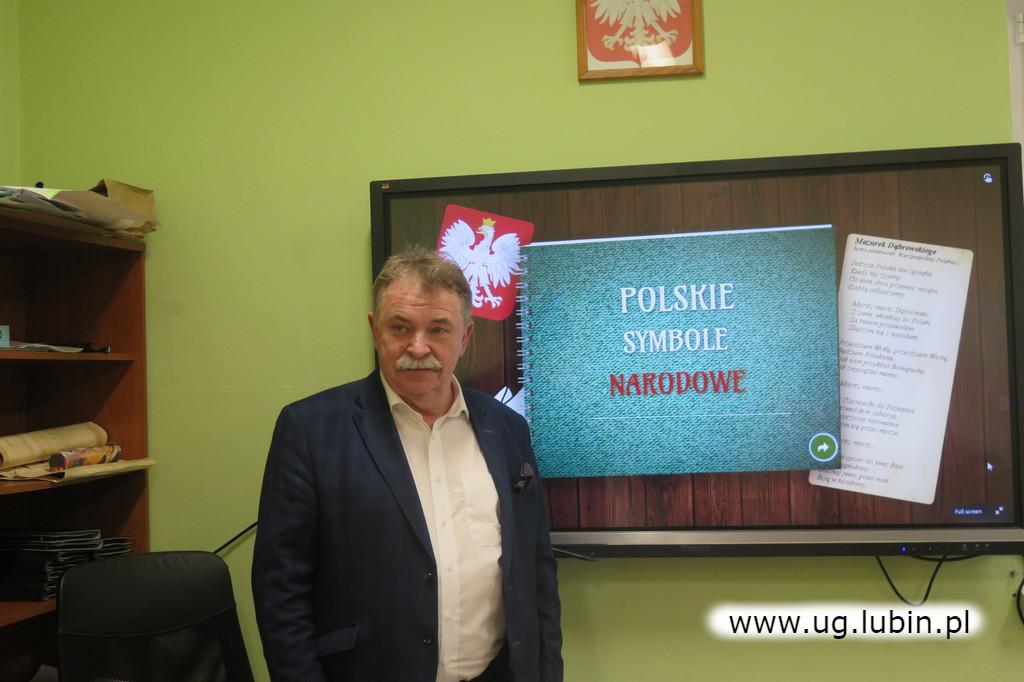 Gmina w biało–czerwonych barwach – tysiąc flag dla uczniów