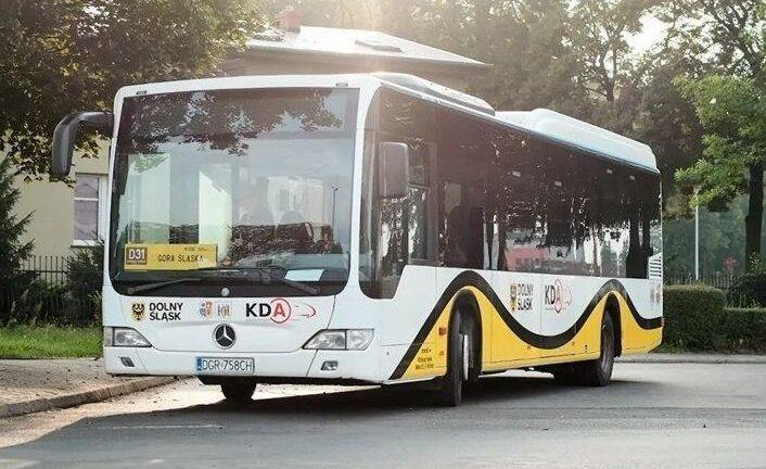 Autobusy „za pociąg” hitem na Dolnym Śląsku. Rekordy frekwencji i tysiące pasażerów na jednym bilecie