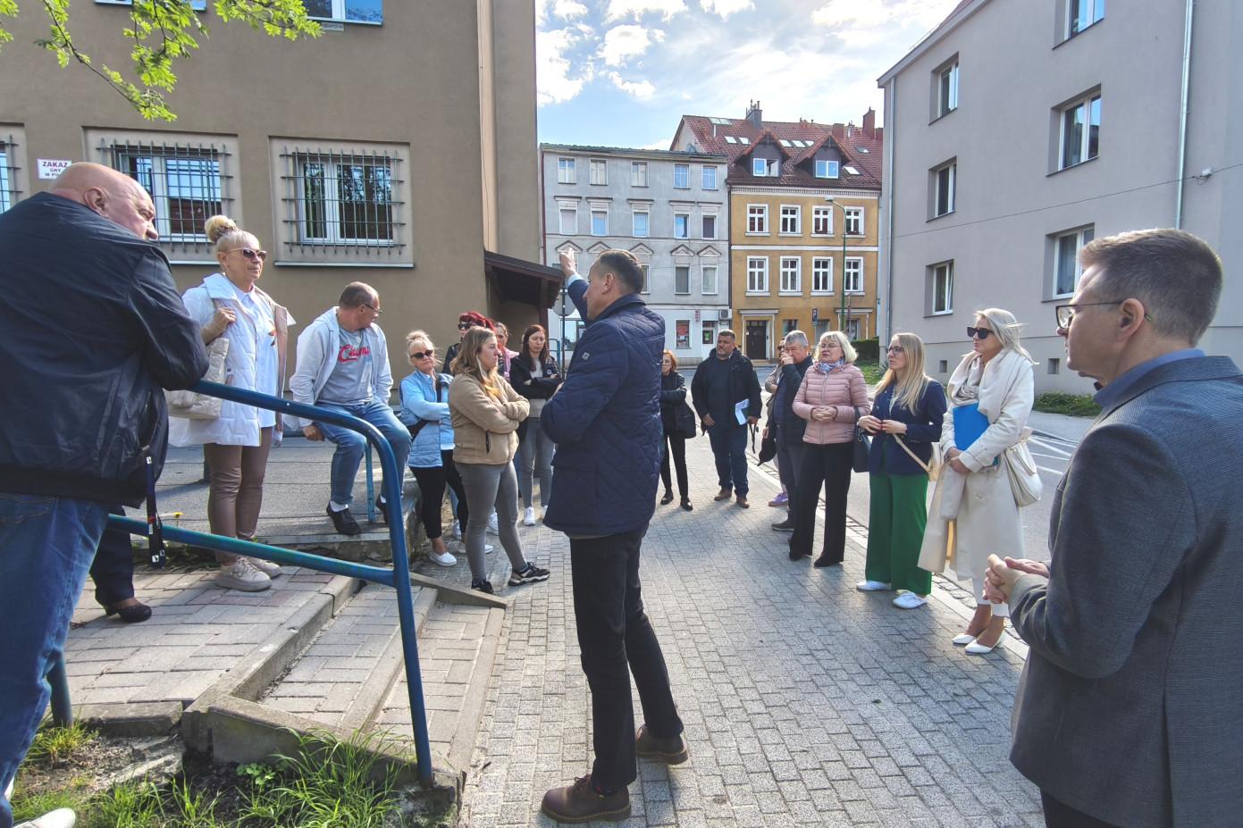 Wiata śmietnikowa w podwórku? Nie – nawet w pakiecie z parkingiem 