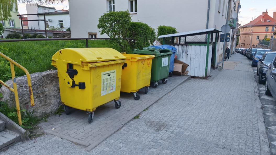  Wiata śmietnikowa w podwórku? Nie – nawet w pakiecie z parkingiem 