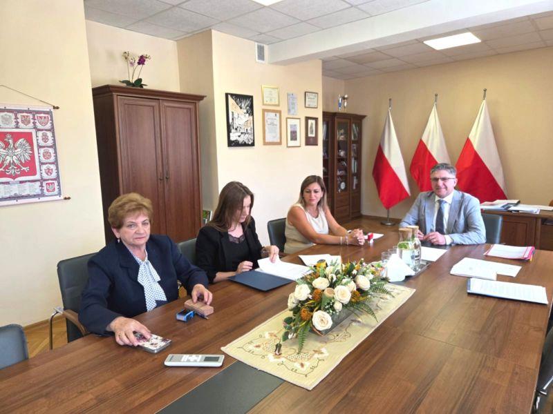Podpisano umowę na remont drogi powiatowej w gminie Chojnów