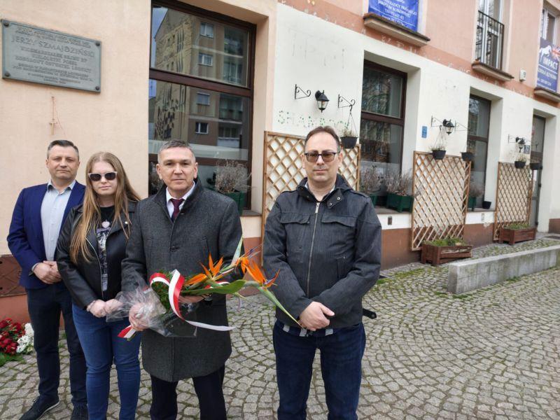 Wiązanki kwiatów i znicze ku pamięci Jerzego Szmajdzińskiego