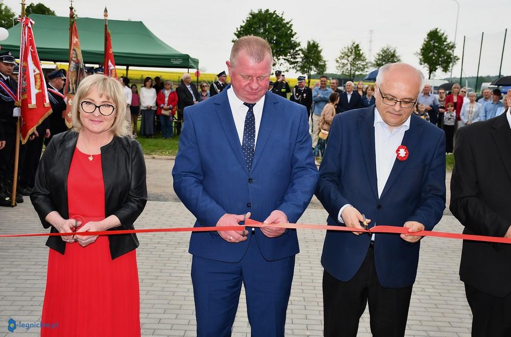 Nowa Wieś Grodziska otworzyła budynek strażacko-sportowy (FOTO)