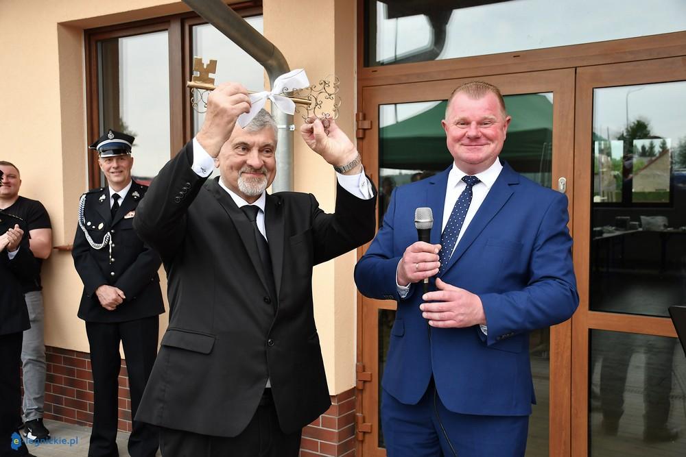 Nowa Wieś Grodziska otworzyła budynek strażacko-sportowy (FOTO)