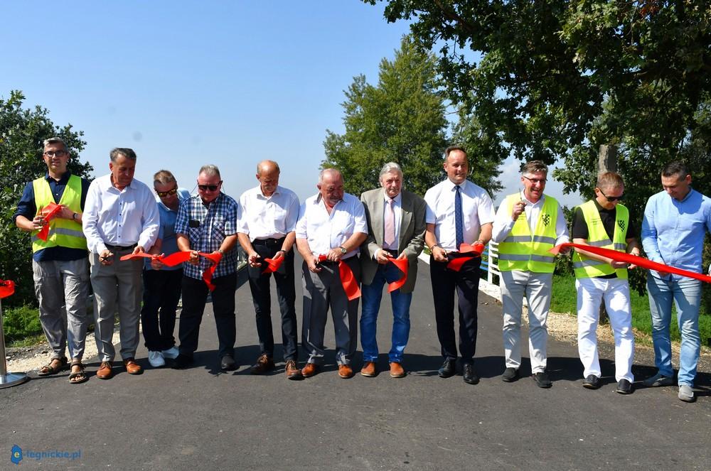 Remontują drogi w gminie Krotoszyce. Jest powód do dumy! (FOTO)