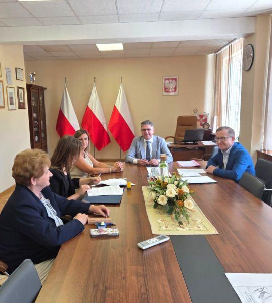 Podpisano umowę na remont drogi powiatowej w gminie Chojnów