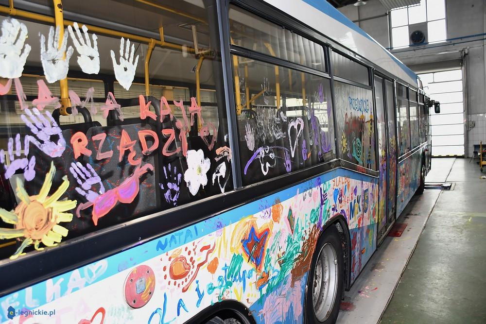 Pędzlem po lakierze autobusu-Dzieci Rządzą (FOTO)