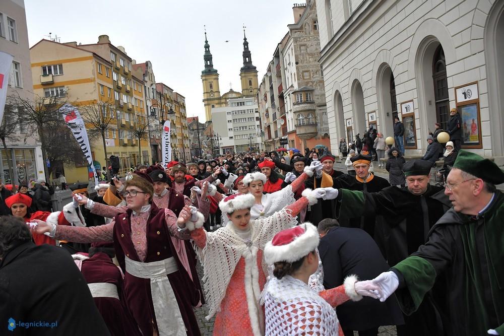 Maturzyści zatańczą poloneza na legnickim Rynku