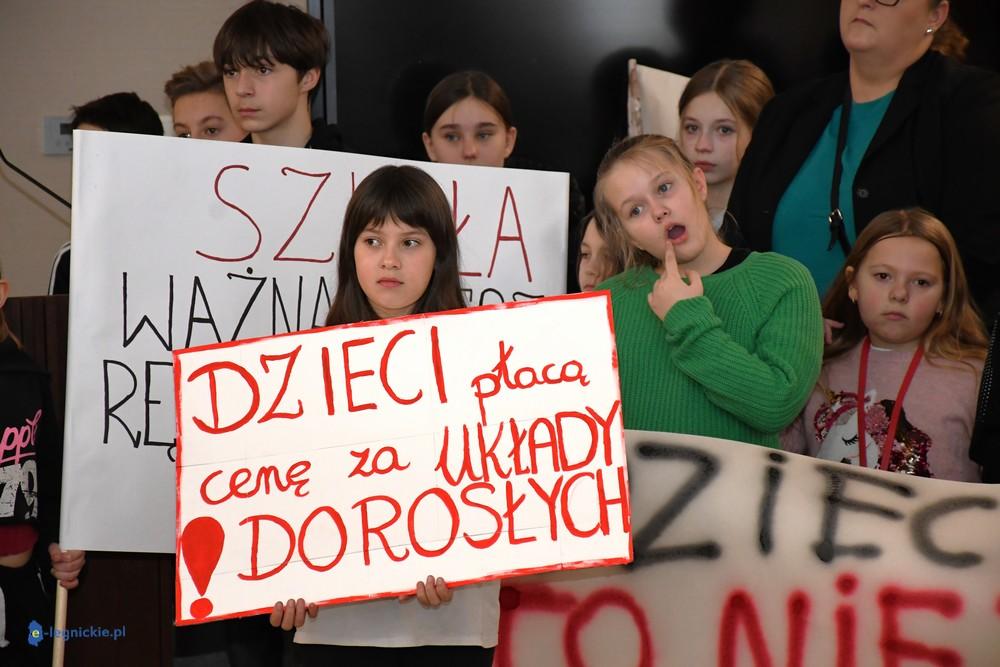 Radni R.Raczyńskiego likwidują szkołę. Emocje na sesji (FOTO)