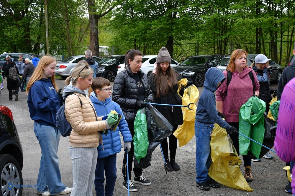 Psiątanie przy Schronisku dla Bezdomniaków (FOTO)