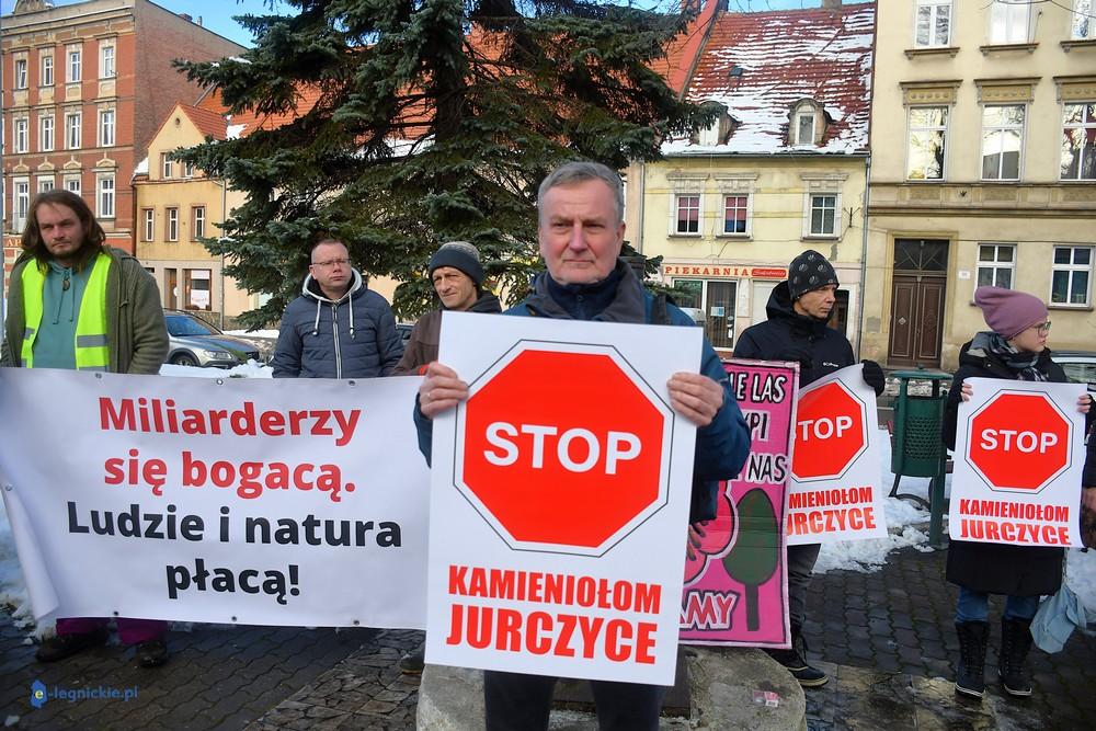 Walka Dawida z Goliatem w Świerzawie. Radni poparli protestujących (FOTO)