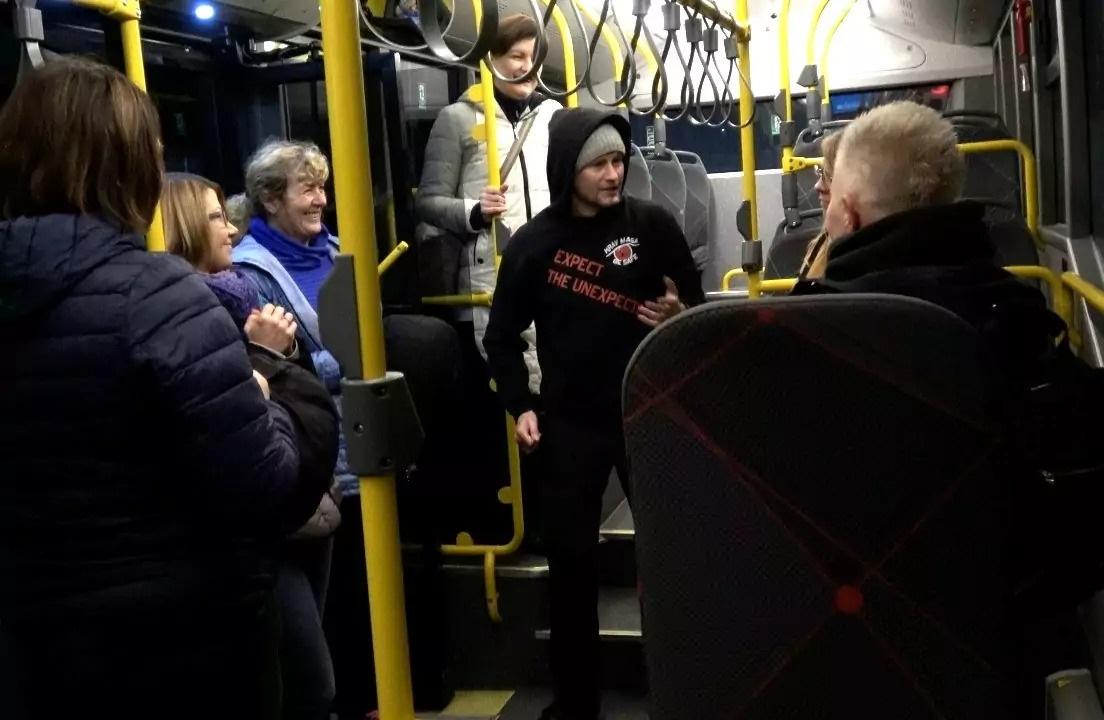 Nie atakujmy polkowiczanek w autobusie. Są perfekcyjnie przygotowane do odparcia ataku