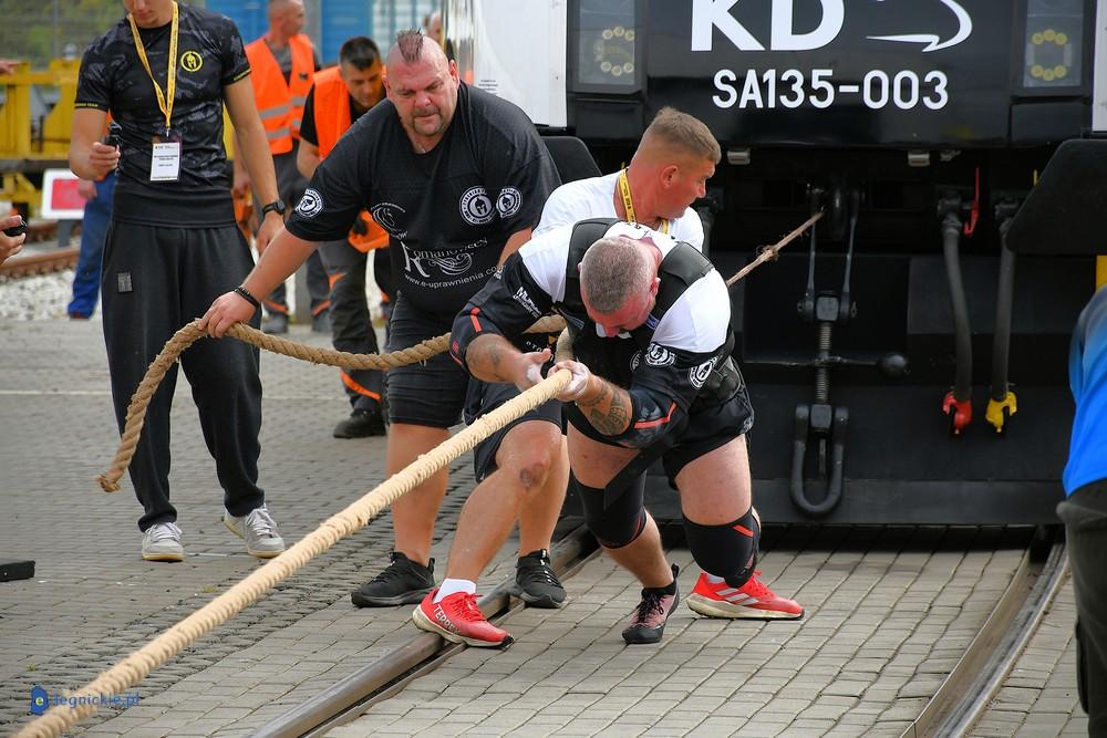Strongmani przeciągali 44-tonowy szynobus Kolei Dolnośląskich (FOTO)