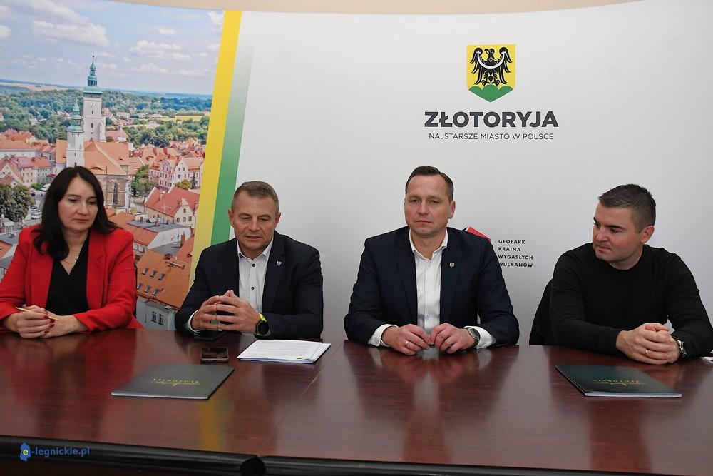  Remont oświetlenia ulicznego w ciągu ulic nadrzecznych (FOTO)