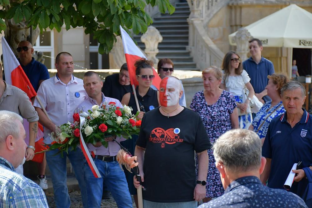 Pod Neptunem oddano hołd ofiarom Rzezi Wołyńskiej. Burza wokół decyzji władz Legnicy (FOTO)