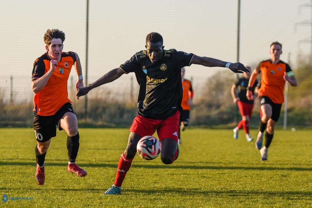 Modou Ceesay celuje w koronę króla snajperów. Wybrał AKS Strzegom !