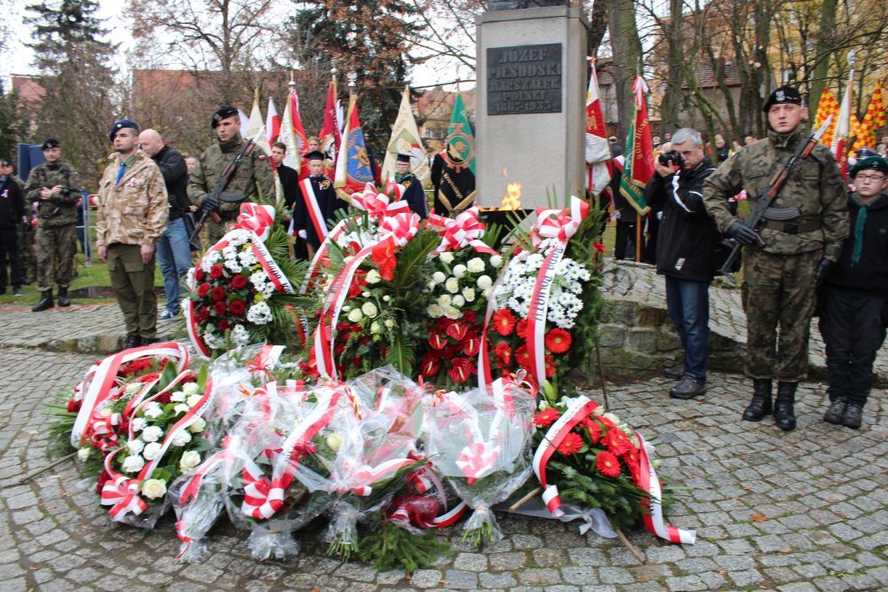 Z Marszałkiem na czele pod pomnik (FOTO)
