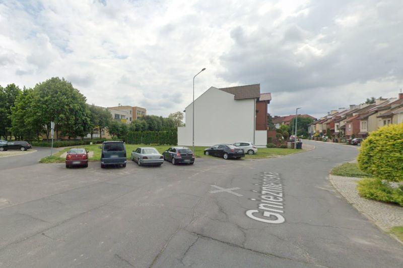 Koniec z „dzikim” parkingiem? Miasto utwardzi miejsca postojowe